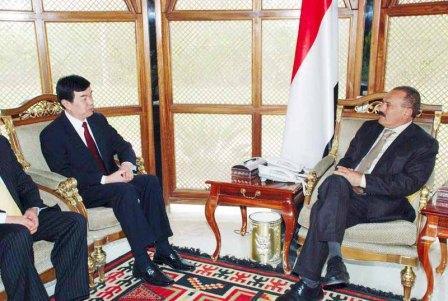 .. وأثناء لقائه السفير الصيني أمس